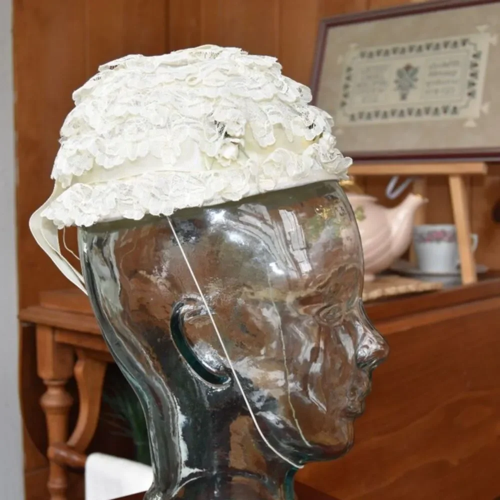 Vintage 1950s Ivory Lace Juliet Cap Bridal Hat Wedding Headpiece Small